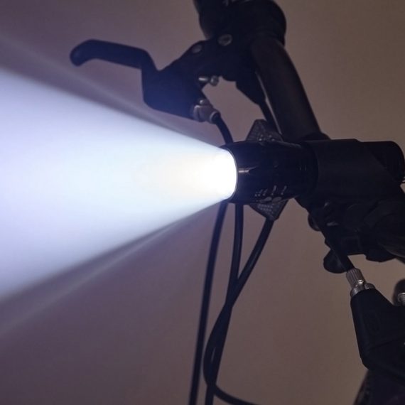 Lanterna LED multifunctionala bicicleta metalica cu diferite moduri de iluminare